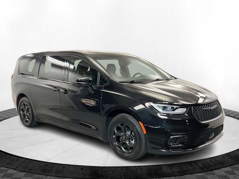 Used 2024 Chrysler Pacifica Limited w/ Uconnect Theater Family Group image 7