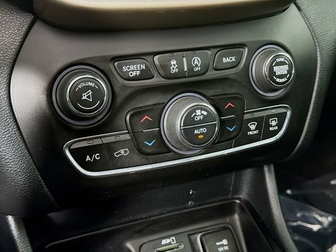 Used 2016 Jeep Cherokee Latitude w/ Comfort/Convenience Group FWD image 15