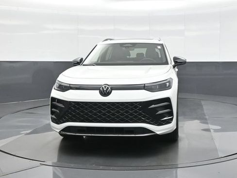 Used 2025 Volkswagen Tiguan SE R-Line AWD/4WD image 2