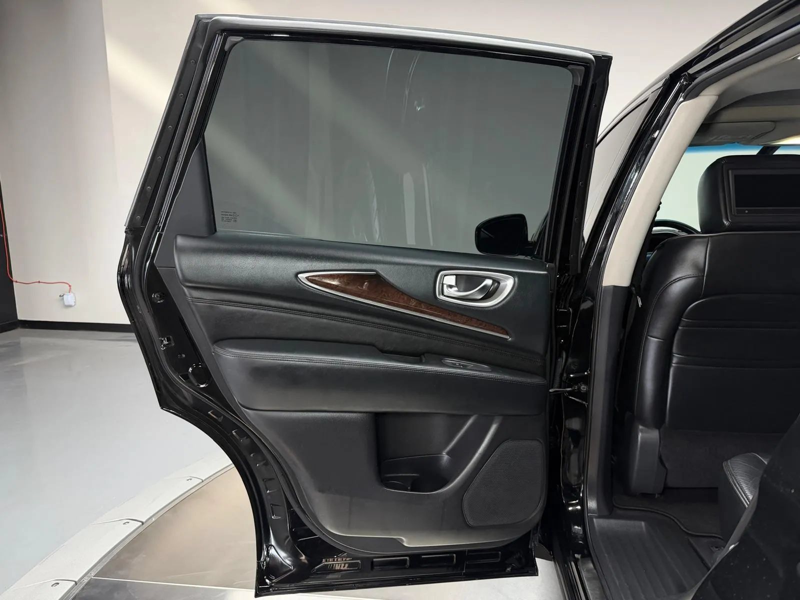 Used 2013 INFINITI JX35 FWD w/ Premium Pkg image 18