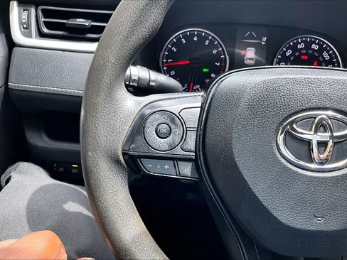 Used 2021 Toyota RAV4 XLE w/ Convenience Package FWD image 23