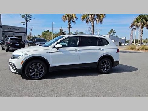 Used 2023 Volkswagen Tiguan SE w/ Panoramic Sunroof Package image 18