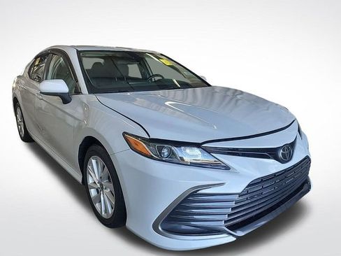 Used 2022 Toyota Camry LE image 3
