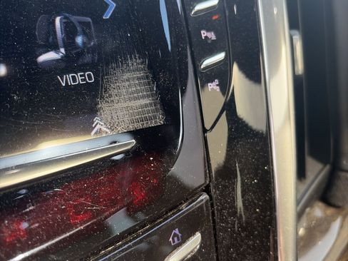 Used 2020 Cadillac Escalade Platinum image 2