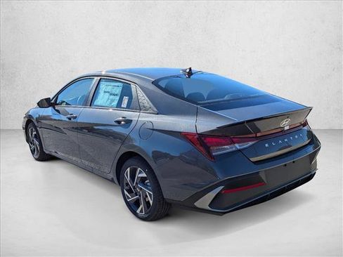 Used 2025 Hyundai Elantra Sport image 11