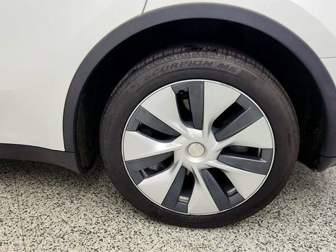 Used 2022 Tesla Model Y Long Range image 9