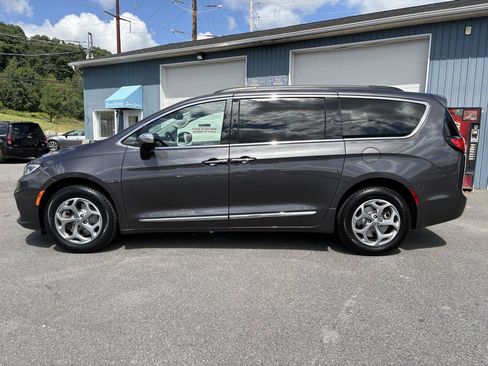 Used 2023 Chrysler Pacifica Limited AWD/4WD image 2