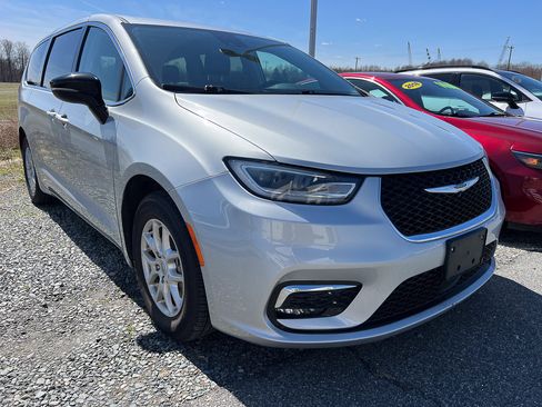 Used 2024 Chrysler Pacifica Touring-L image 9