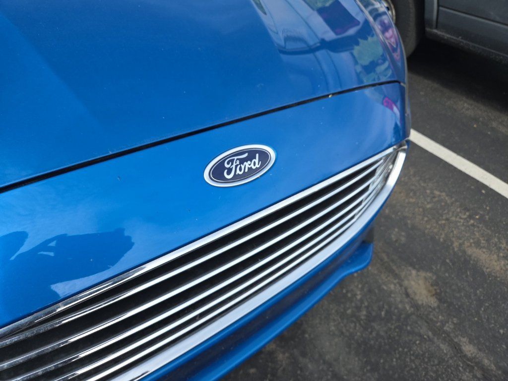 Used 2020 Ford Fusion SE FWD image 2