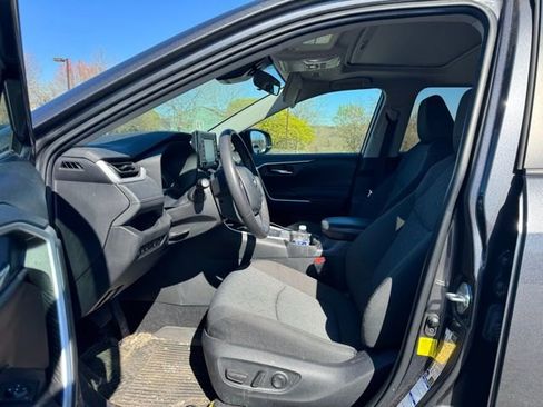 Used 2022 Toyota RAV4 XLE w/ Convenience Package image 8