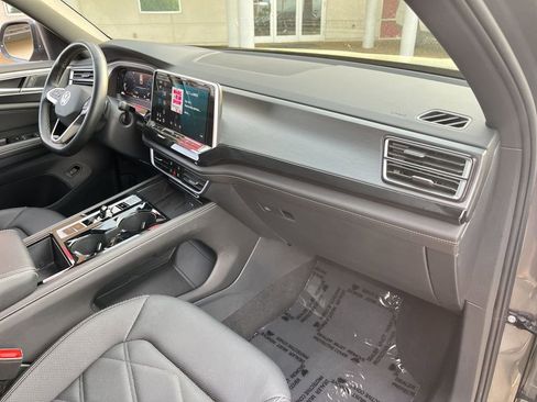 Used 2025 Volkswagen Atlas Cross Sport SE image 32