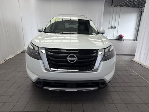 Used 2025 Nissan Pathfinder SL AWD/4WD image 2