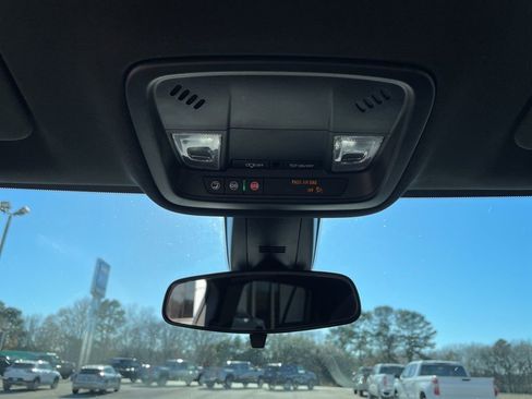 Used 2023 Chevrolet Traverse LT image 20