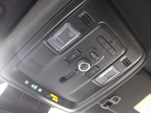 Used 2023 Chevrolet Suburban Premier image 18