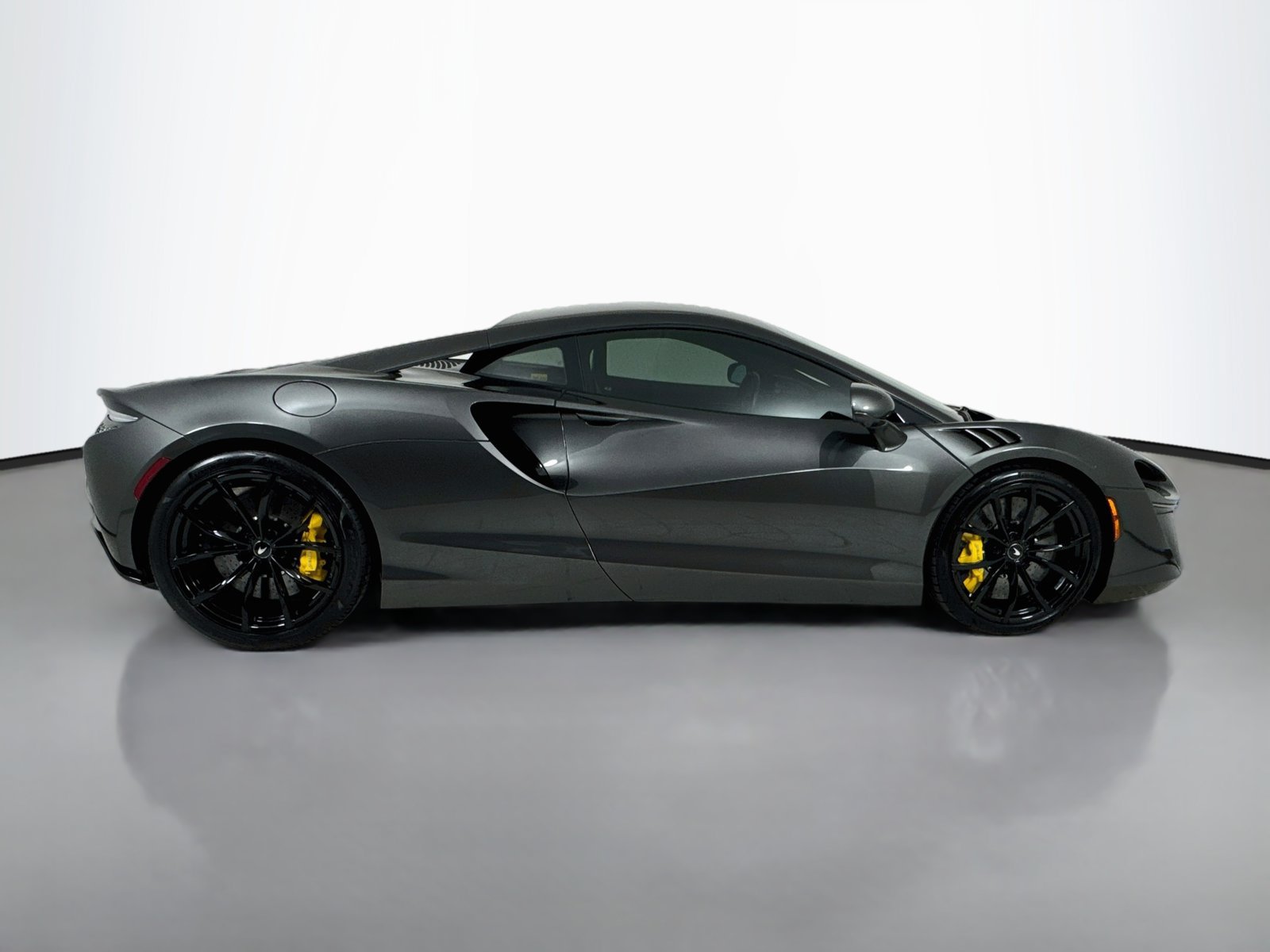 Used 2023 McLaren Artura RWD image 9