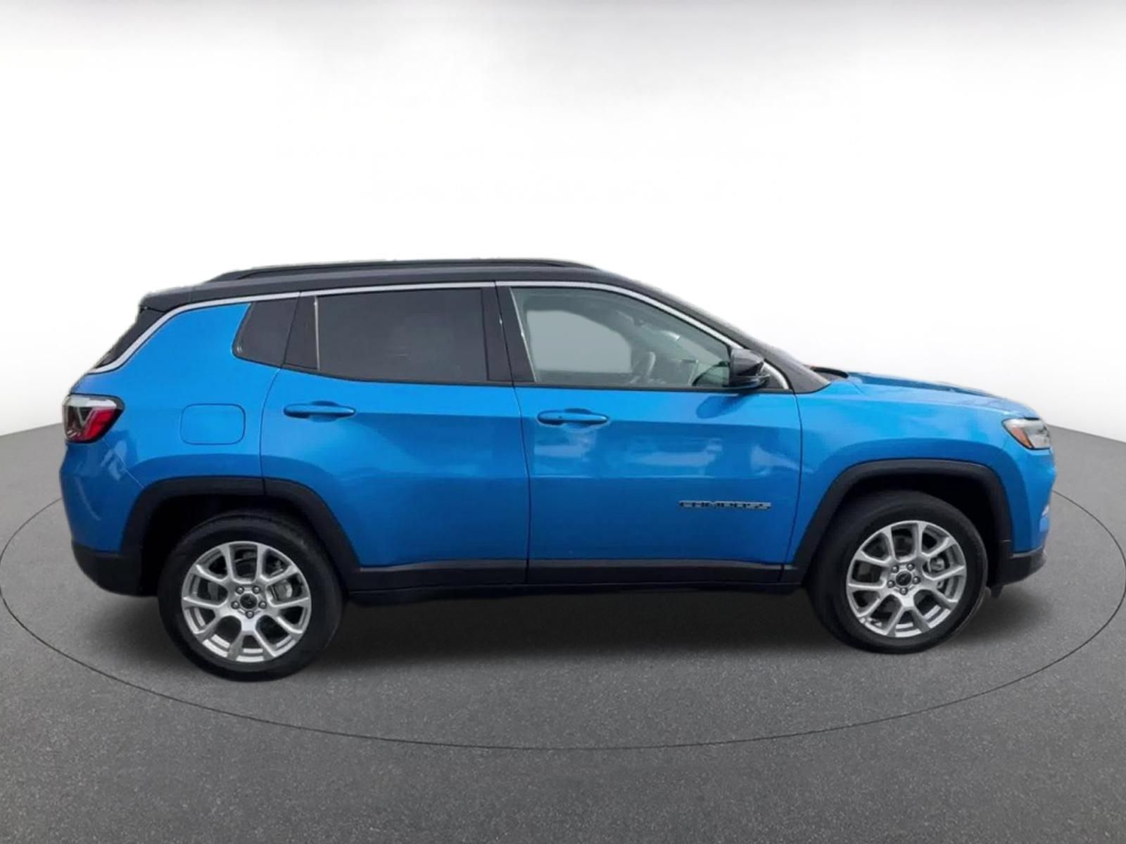 Used 2025 Jeep Compass Limited AWD/4WD image 15