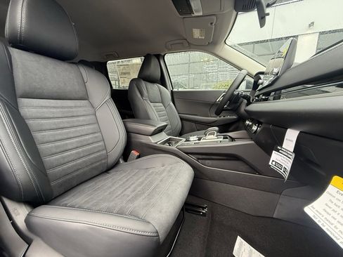 Used 2025 Mitsubishi Outlander SE image 27