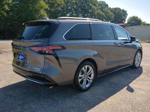 Used 2023 Toyota Sienna Platinum FWD image 3