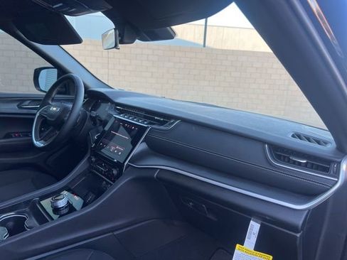 Used 2025 Jeep Grand Cherokee L Laredo image 22