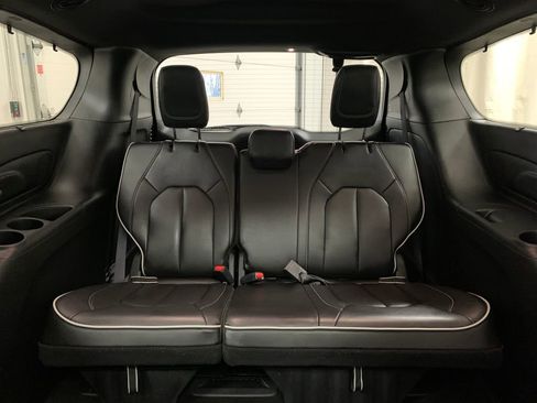 Used 2025 Chrysler Pacifica Limited image 20