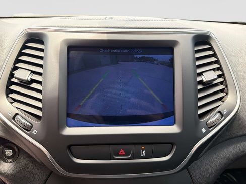 Used 2022 Jeep Cherokee Latitude Lux w/ Sun & Sound Group AWD/4WD image 25