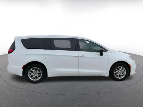 Used 2025 Chrysler Pacifica Limited image 6
