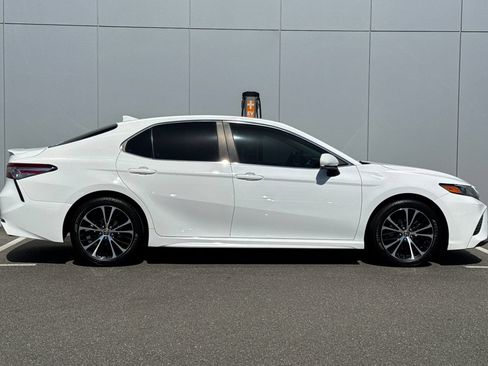 Used 2020 Toyota Camry SE FWD image 6