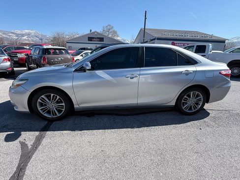 Used 2016 Toyota Camry SE image 2