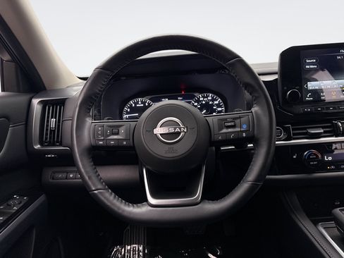 Used 2023 Nissan Pathfinder SL AWD/4WD image 12
