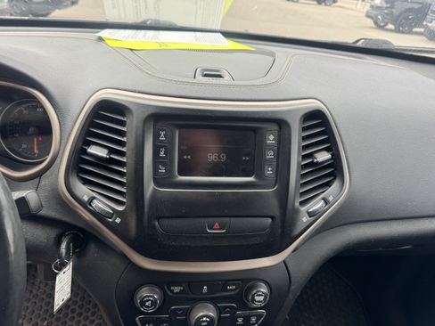Used 2017 Jeep Cherokee Latitude w/ Cold Weather Group AWD/4WD image 8