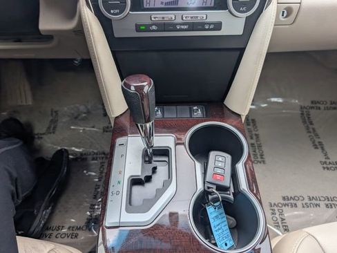 Used 2014 Toyota Camry XLE w/ Leather Package image 14
