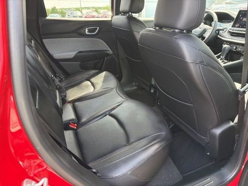 Used 2024 Jeep Compass Latitude image 11