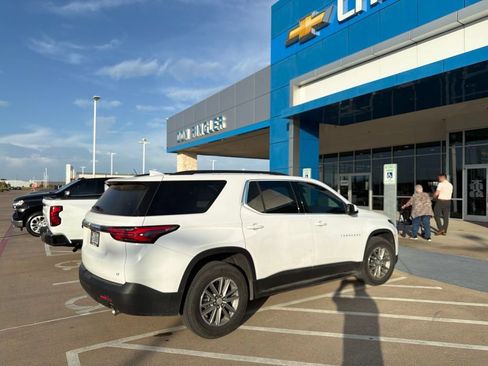 Used 2024 Chevrolet Traverse LT FWD image 2