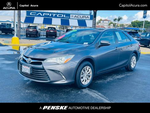 Used 2017 Toyota Camry LE image 1