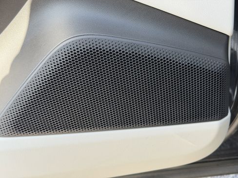 Used 2024 Porsche Macan 4 Electric image 26