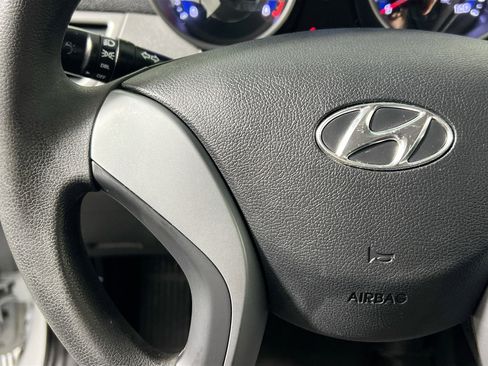 Used 2016 Hyundai Elantra SE image 18