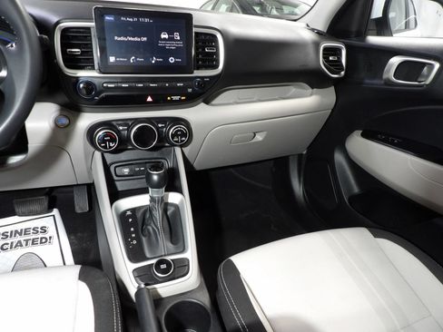Used 2025 Hyundai Venue SEL FWD image 12