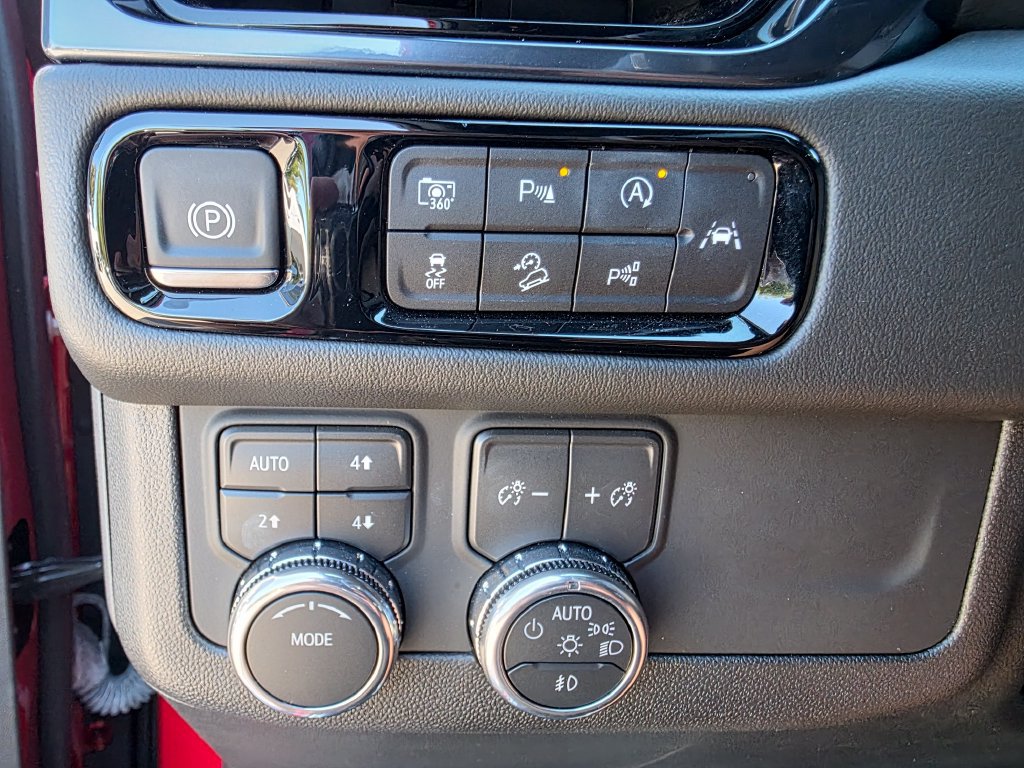 Used 2025 GMC Yukon AT4 AWD/4WD image 39