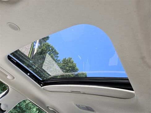 Used 2023 Hyundai Venue SEL image 19