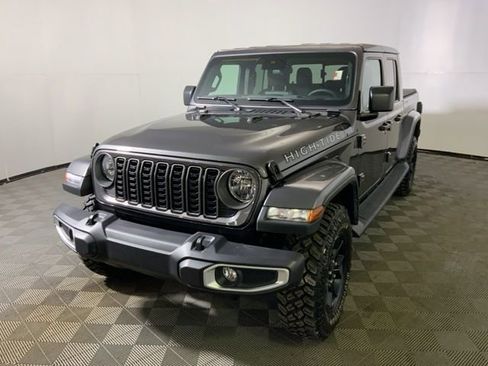 Used 2025 Jeep Gladiator Sport AWD/4WD image 3