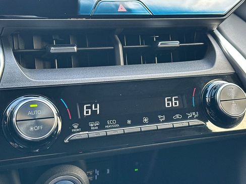 Used 2022 Toyota Venza LE image 20