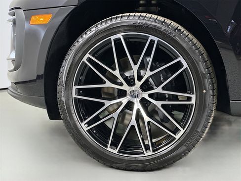 Certified 2025 Porsche Macan image 27