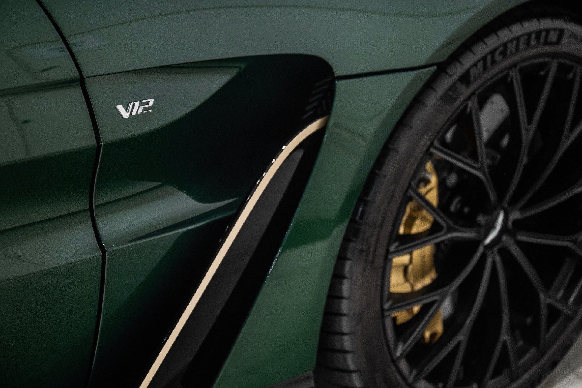 Used 2023 Aston Martin V12 Vantage Roadster RWD image 9