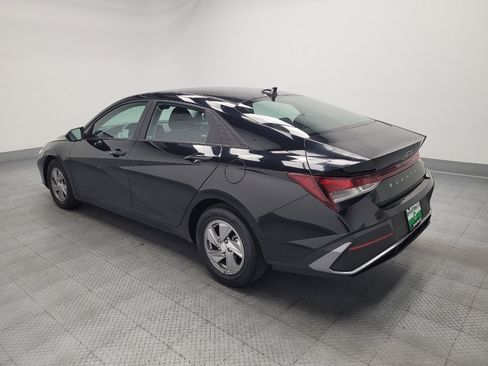 Used 2024 Hyundai Elantra SE FWD image 3
