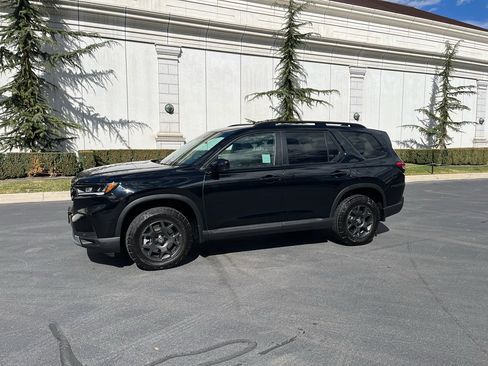 Used 2025 Honda Pilot TrailSport image 2