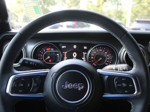 Used 2023 Jeep Wrangler Unlimited Sahara w/ LED Lighting Group AWD/4WD image 24