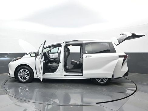 Used 2025 Toyota Sienna XLE w/ XLE Plus Package image 34