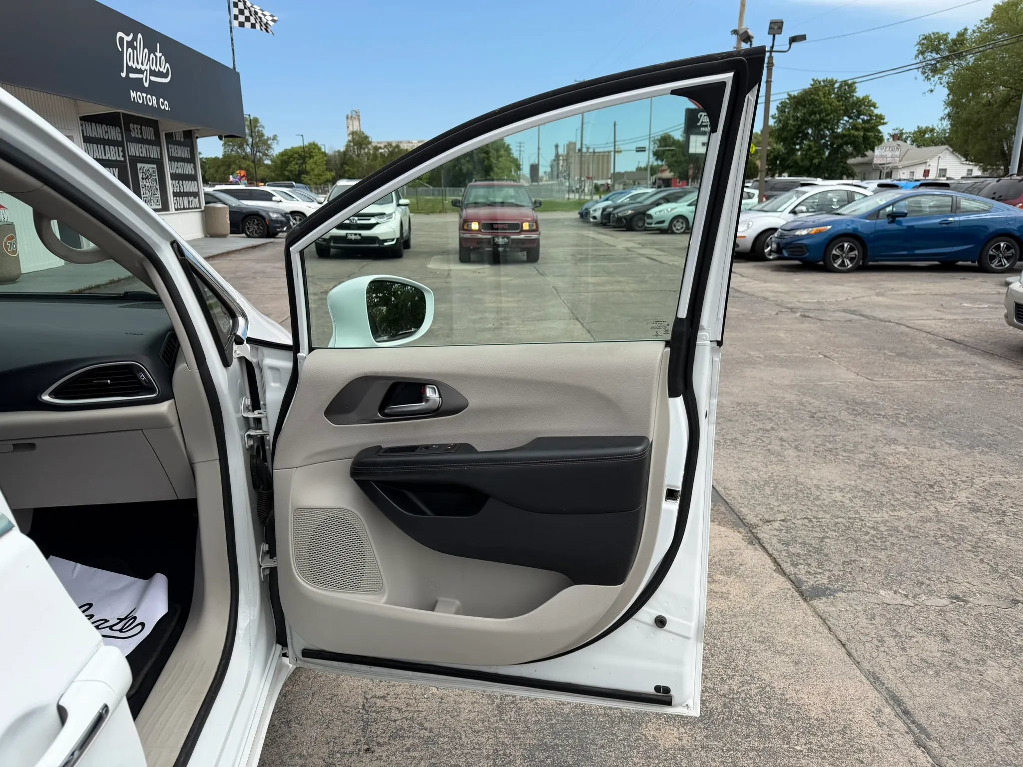 Used 2020 Chrysler Pacifica Touring-L FWD image 12