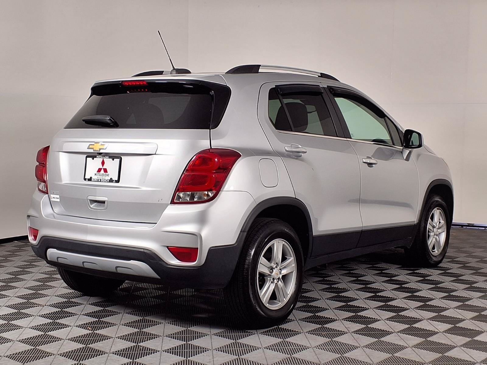 Used 2020 Chevrolet Trax LT w/ LT Convenience Package AWD/4WD image 29