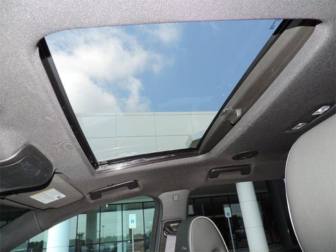 Certified 2024 Buick Enclave Avenir w/ Avenir Technology Package image 7